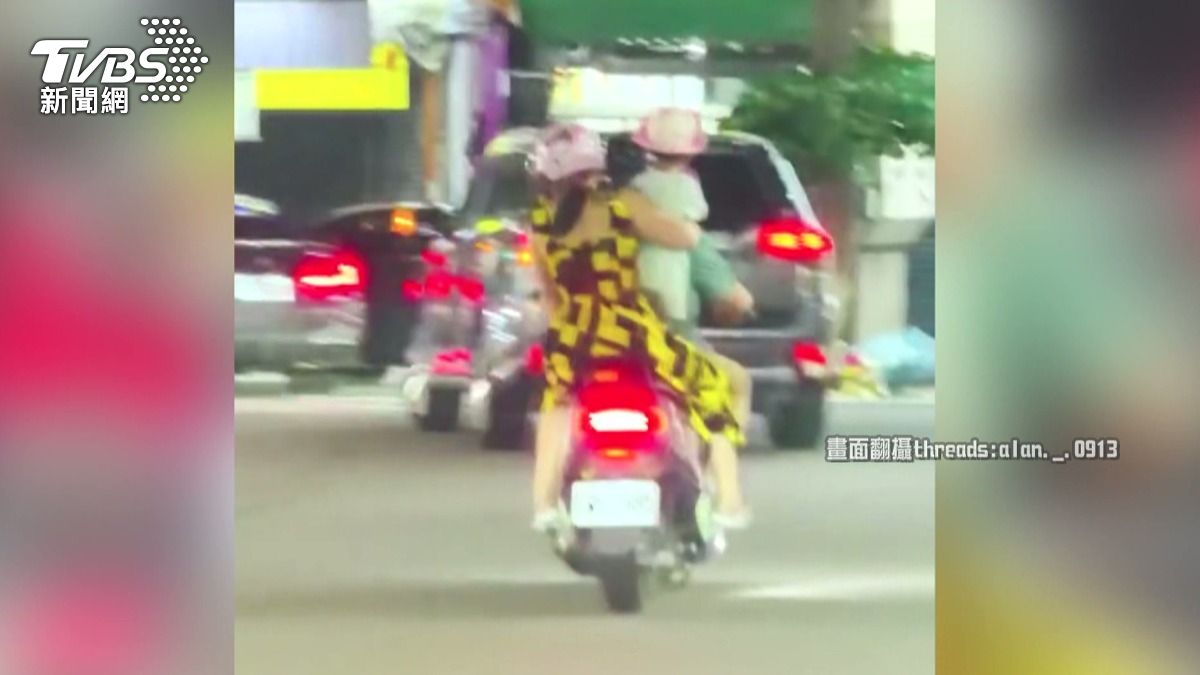 從後面看更能明顯看出，小朋友站立機車（圖／ＴＶＢＳ）