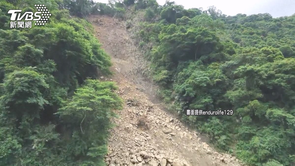 空拍直擊山坡「整片滑落」!巨人之手道路坍方 遊客慕名撲空嘆好遠。(圖/endurolife129)