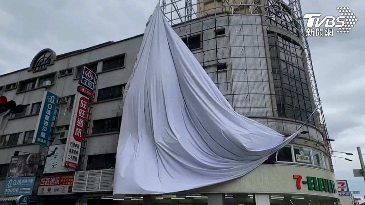 高雄今天下午突然颳起一陣強風，多個地方都傳出廣告帆布被吹掀、招牌掉落的情況，現場一度相當危險（圖／TVBS）