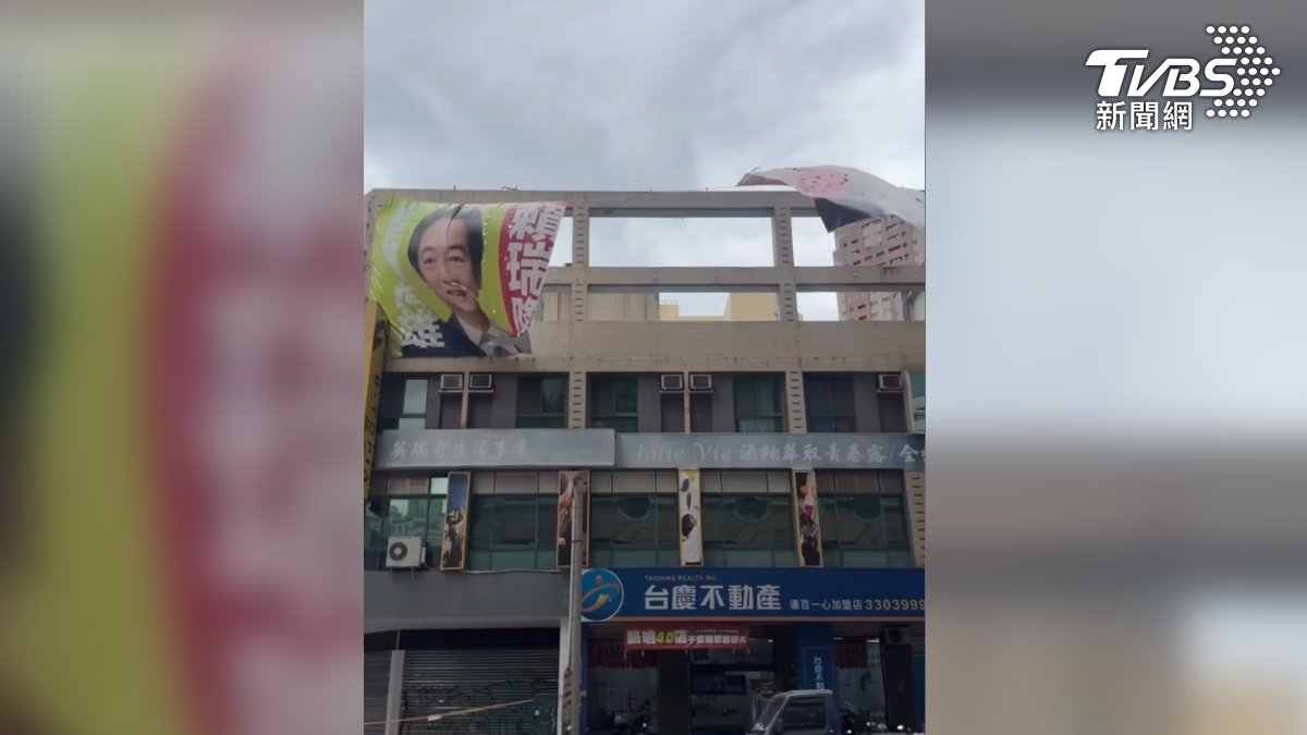 前鎮區一心路上的這面競選廣告帆布，更是被吹到一分為二，民眾拍下畫面PO上網路，提醒路過民眾小心（圖／翻攝Threads＠anna19910423）