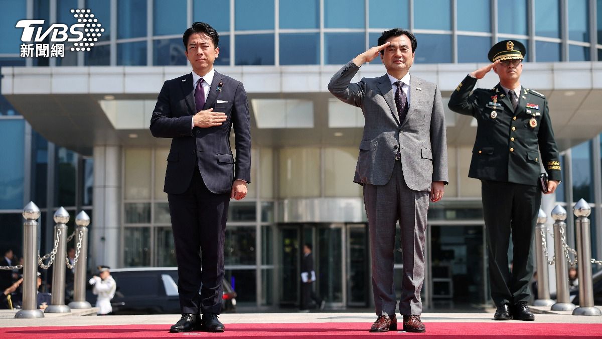 日本防衛大臣小泉進次郎和南韓國防部長安圭伯會談，希望日韓軍務擴大合作。(圖／達志影像路透社)