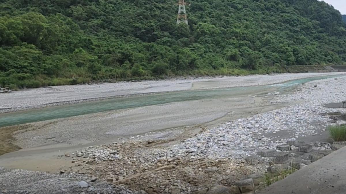 花蓮萬里溪堰塞湖的集水區雨量低於預期,目前總容量約為百分之60。(圖/TVBS )