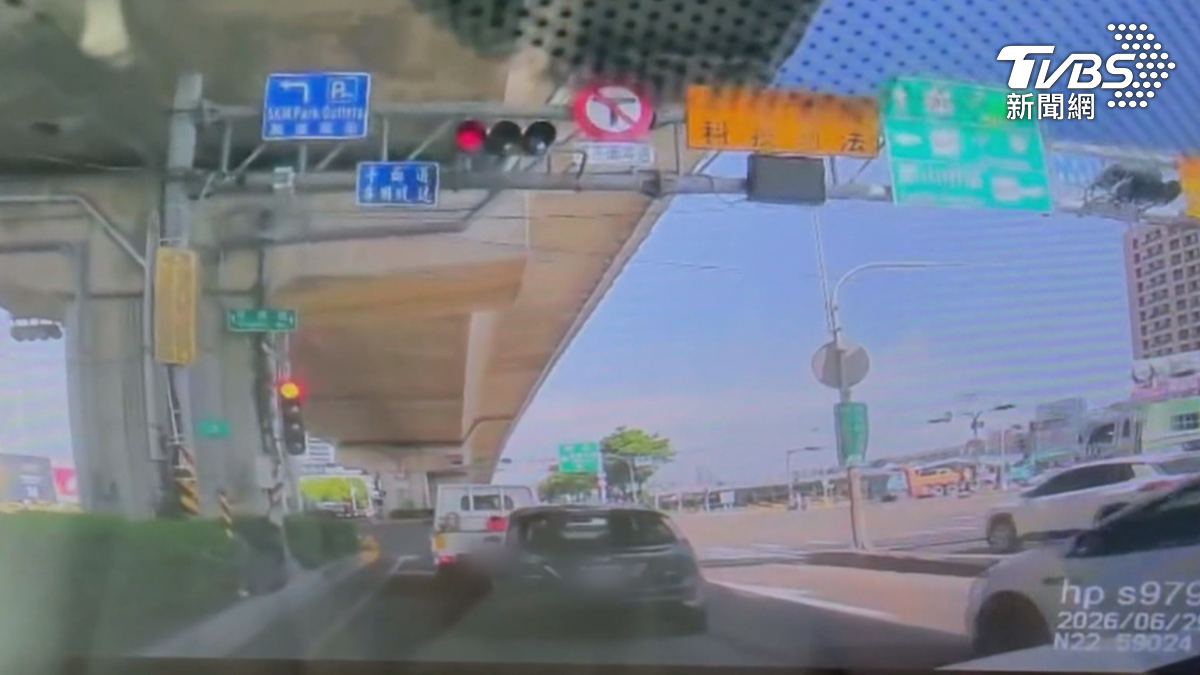 一部小貨車切換車道試圖繞過白色轎車,行駛到路口時號誌突然轉為紅燈,小貨車急煞,後方車輛來不及反應追撞上去(圖/翻攝Threads@fatdoghkh)