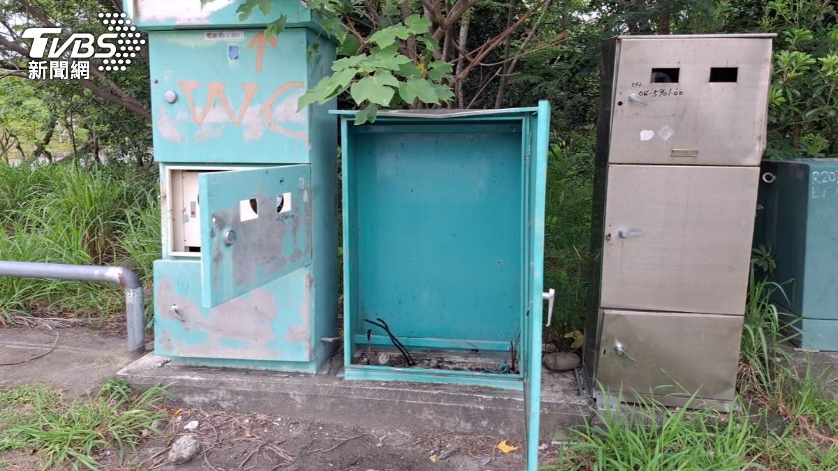 活水湖的配電室的電纜全被剪斷,造成公廁無電可用,既無法開燈也無法沖水。(圖/TVBS)