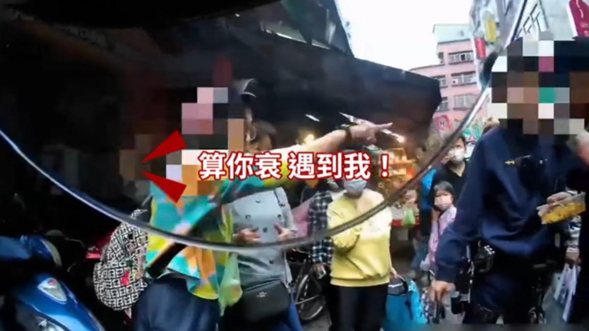 警方火速到場逮捕行搶的男子。（圖／TVBS）