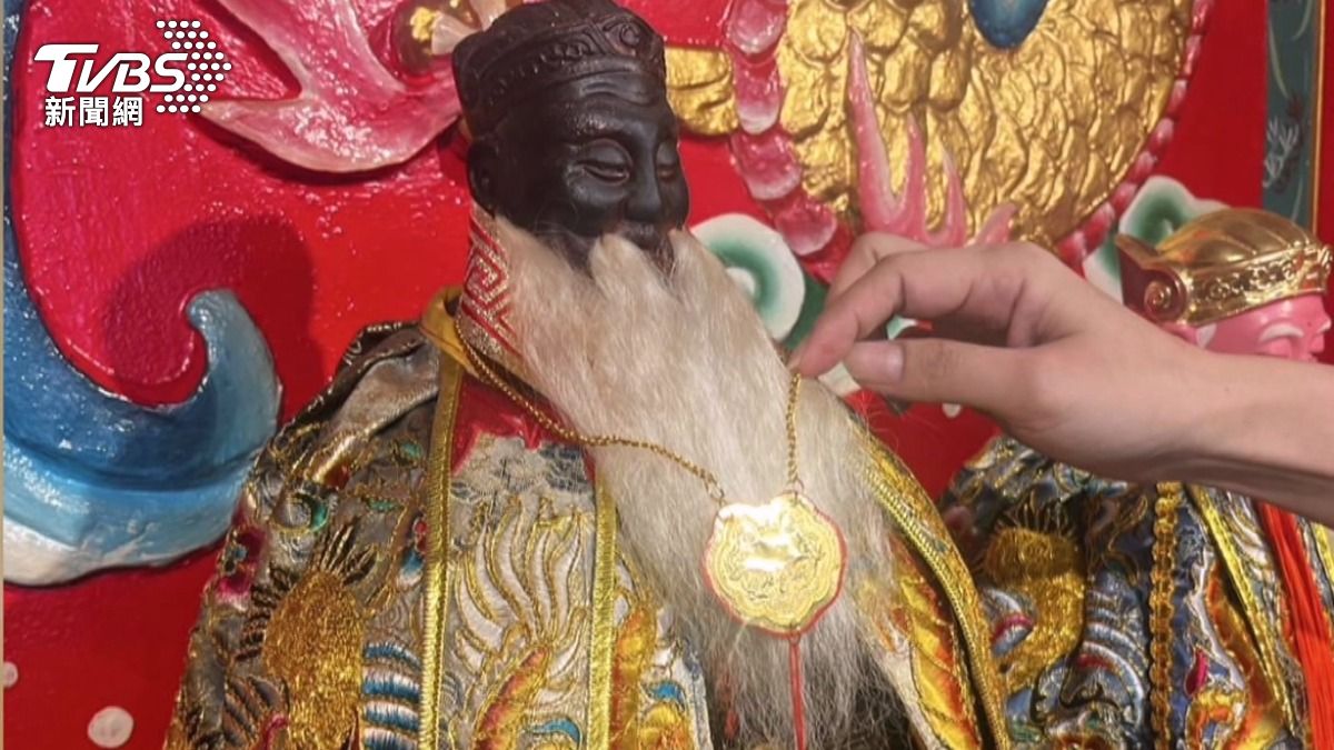 廟方在發現金牌失竊後，特別擲筊請示土地公是否應報警處理。(圖／TVBS)