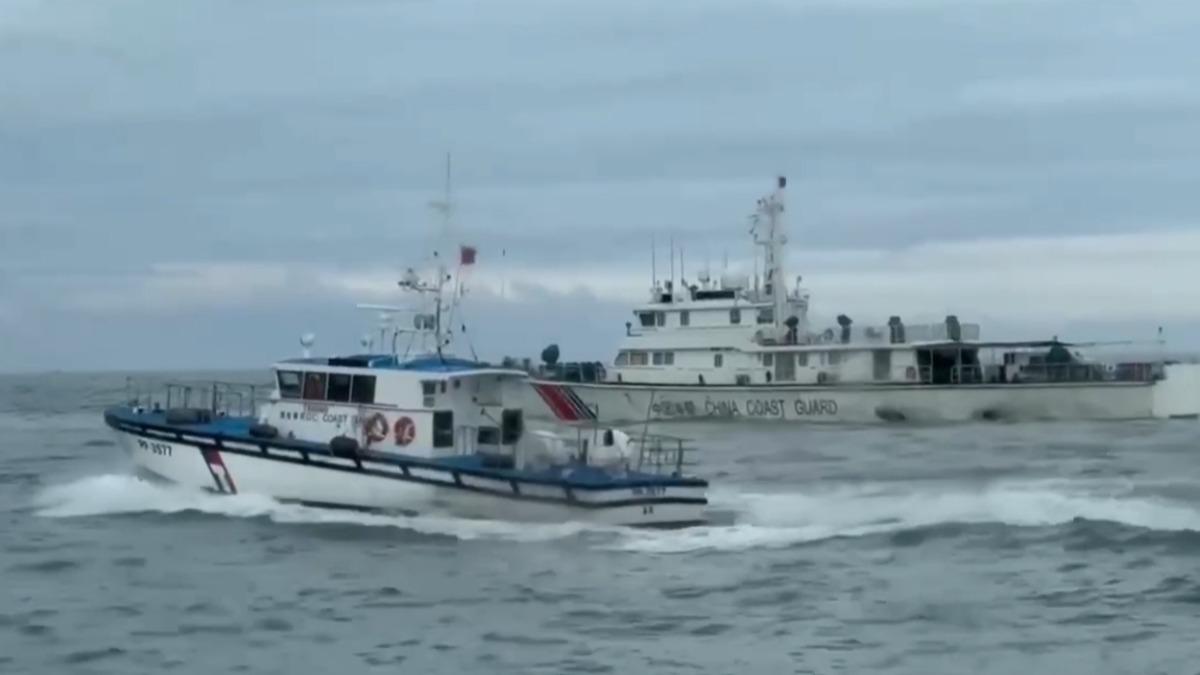 海巡署立即派遣巡防艇採「一對一」併航監控,約2小時對峙後將中國海警船驅離。(圖/海巡署金馬澎分署提供)