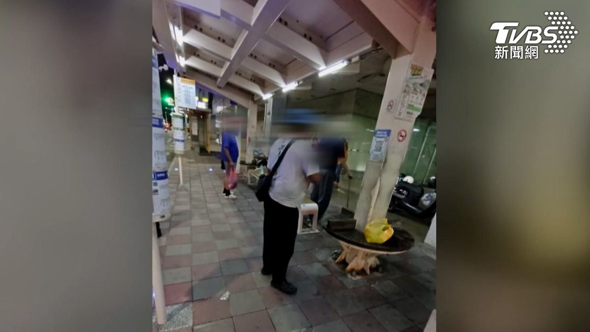 高雄火車站附近的公車轉運站,經常有遊民占據,除了有人會用大包小包行李紙箱占位,甚至還會大聲喧嘩(圖/翻攝Threads@chuadam1029)