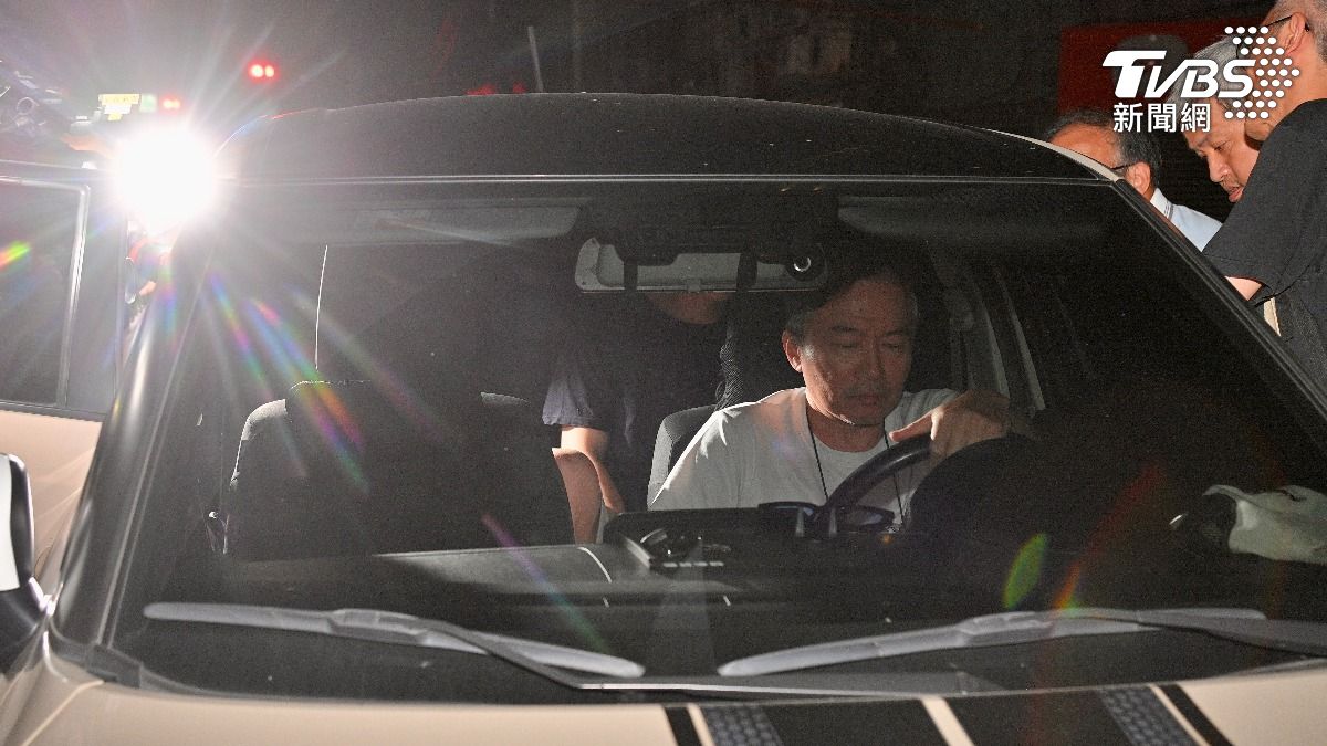 孫鵬親自開車來接孫安佐離開士林地院。(圖/胡瑞麒攝)