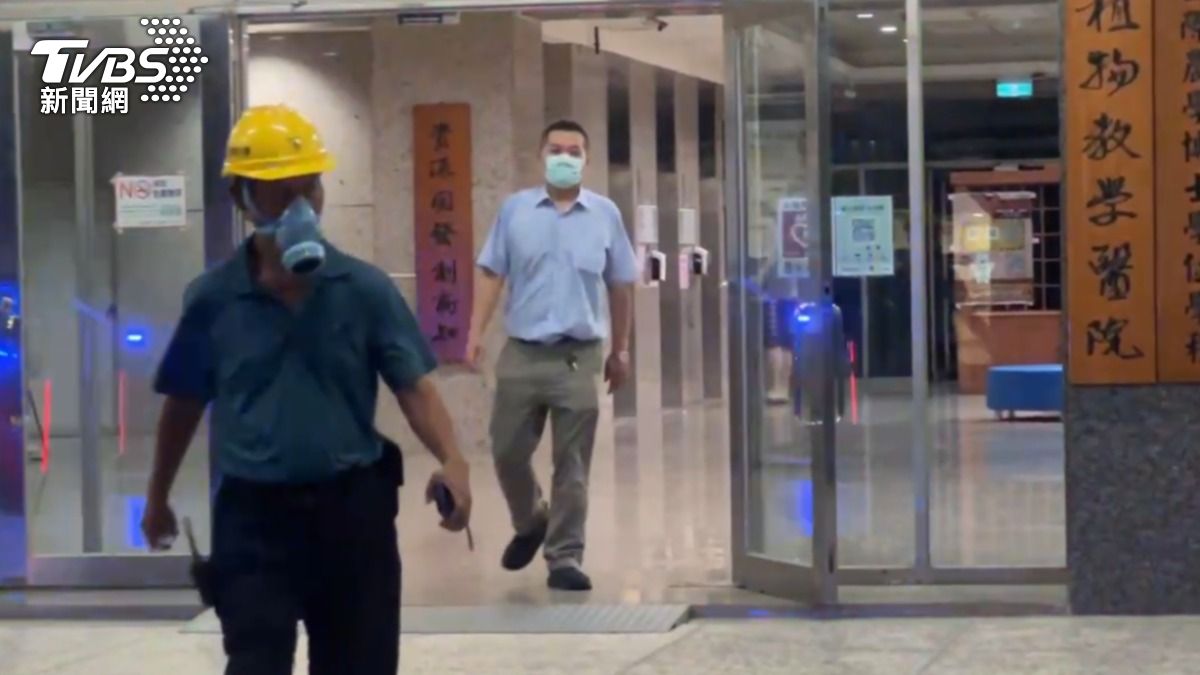 中興大學校舍9樓竄火！疑辦公室冷氣機釀禍