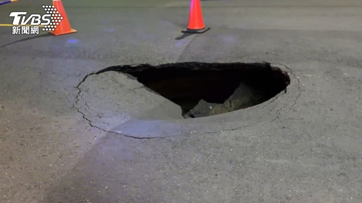 高雄苓雅同慶路今天晚間8時許路面塌陷，出現約3公尺寬、1公尺深的坑洞。（圖／TVBS）