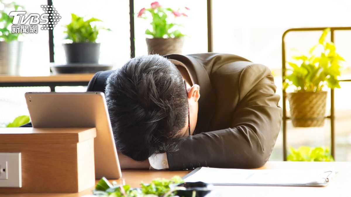 許多上班族與學生習慣利用午休時間補眠，認為睡得愈久下午精神會愈好。（示意圖／shutterstock達志影像）