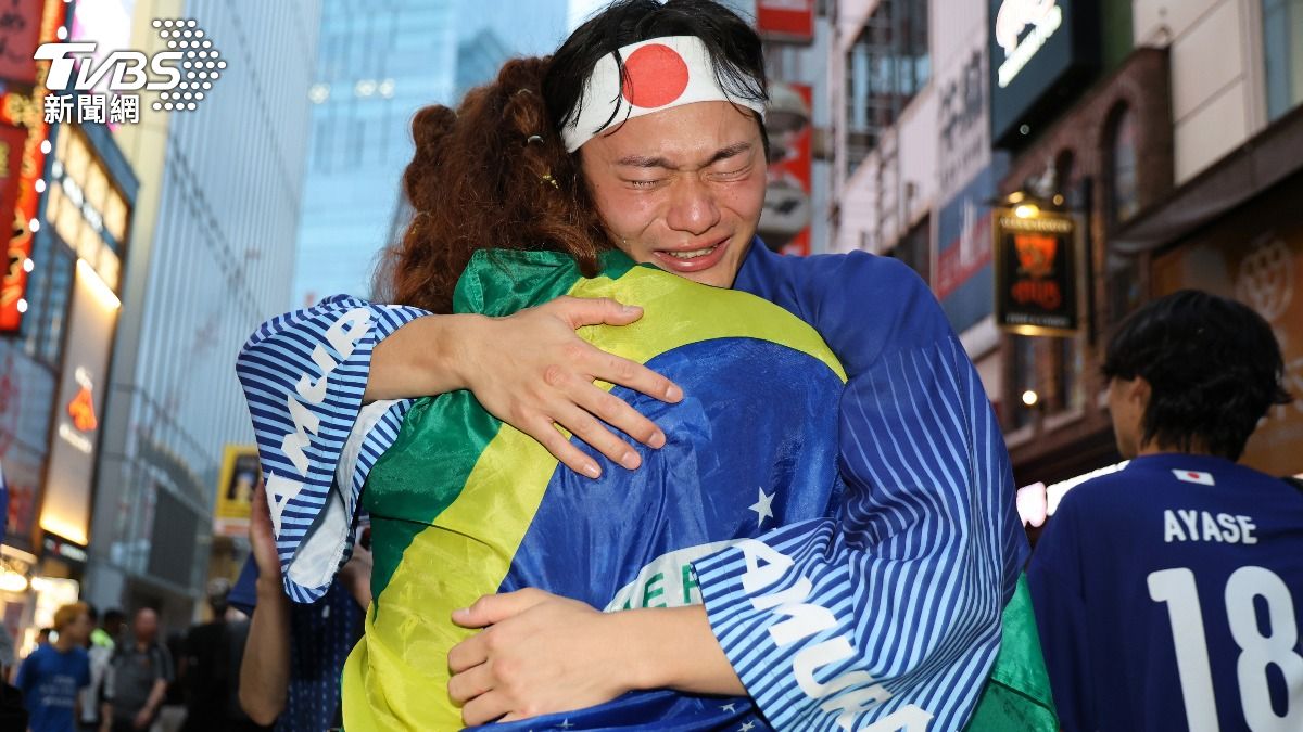 聚集在澀谷街頭的日本球迷在比賽結束後神情哀戚。（圖／達志影像美聯社）