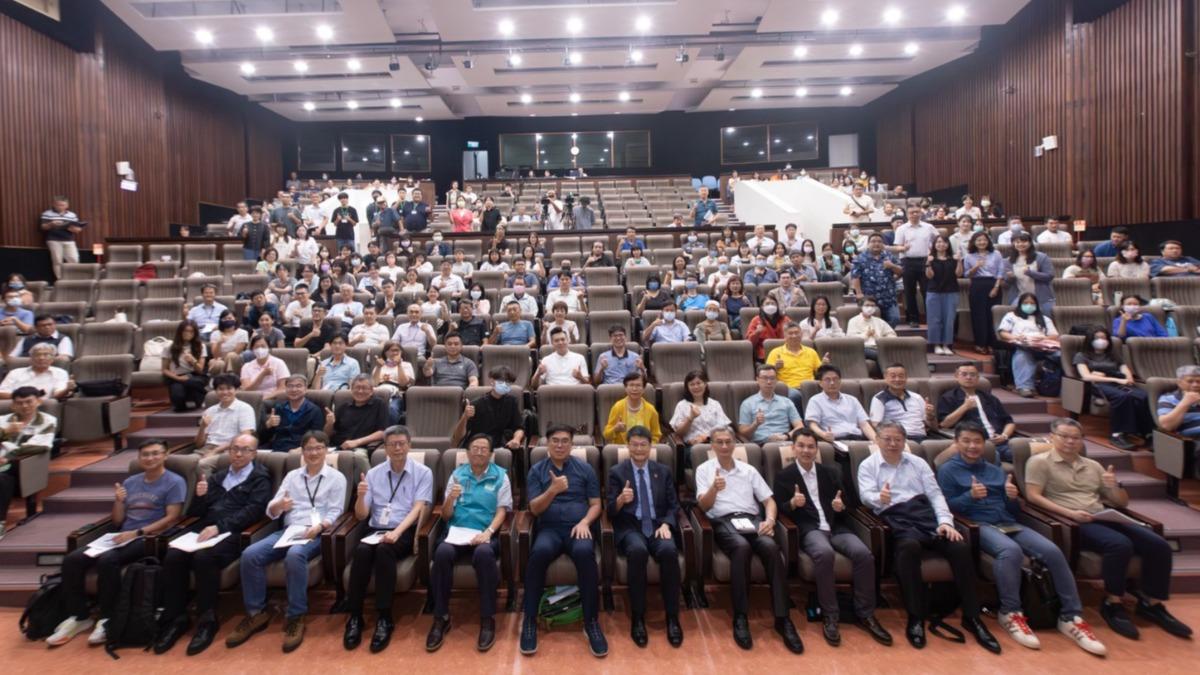 環境部首場「國土綠蔭氣候調適計畫暨推動木質資源循環說明會」29日在嘉義大學新民校區舉行，吸引百餘人與會，也有線上直播，提供民眾瞭解台灣現今面臨的氣候變遷與政府相應政策。（圖／環境部）