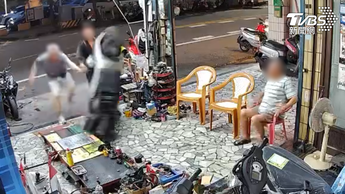 高雄前鎮區發生一起暴衝意外，一名阿伯牽車到車行修大燈，好心指故障點「手握油門」下秒暴衝進店險撞人。（圖／TVBS）