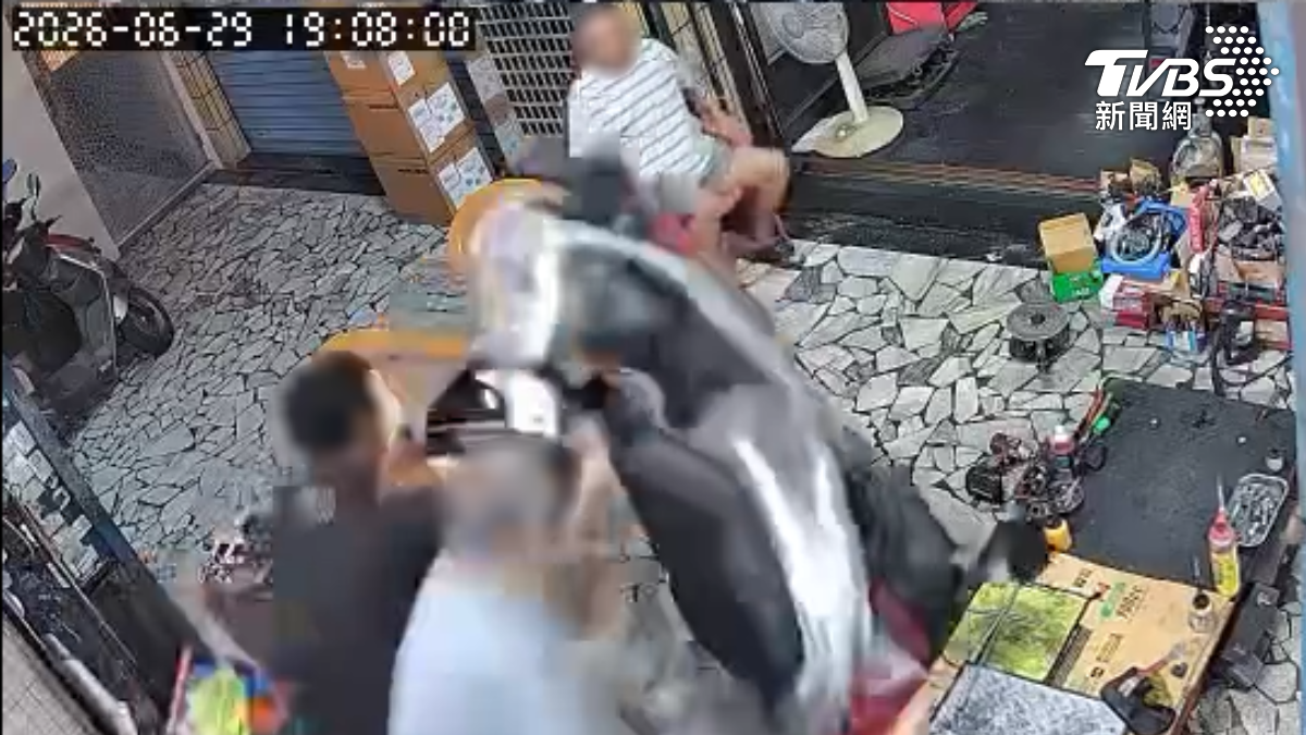 老闆岳父事後表示，當下只能念阿彌陀佛，因為要站起來需要拿拐杖，根本沒辦法站。（圖／TVBS）
