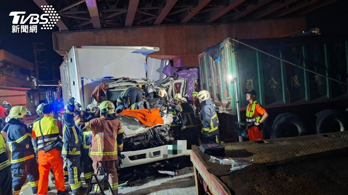 有片/驚悚撞擊!林口大貨車衝巴士「車頭全爛」 駕駛慘斷腿