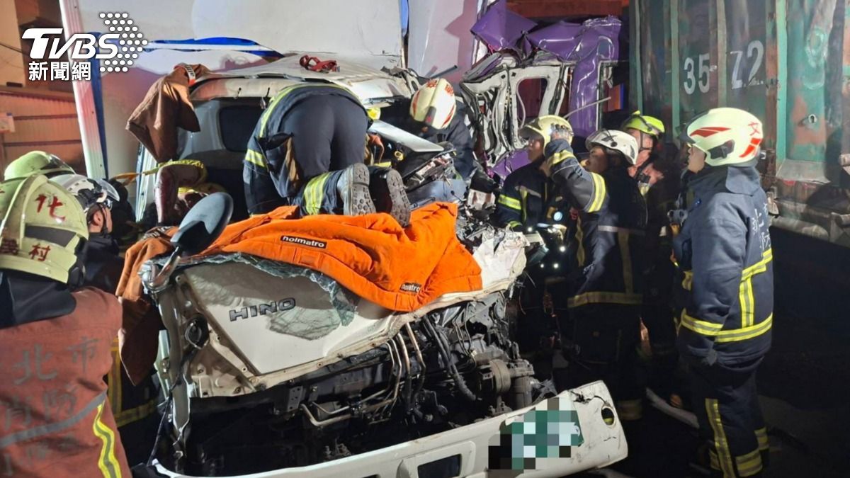 駕駛受困在凹陷變形的車頭,警消破壞車體救援。(圖/TVBS)