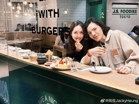 向佐郭碧婷夫妻。(圖/翻攝自@向佐微博)