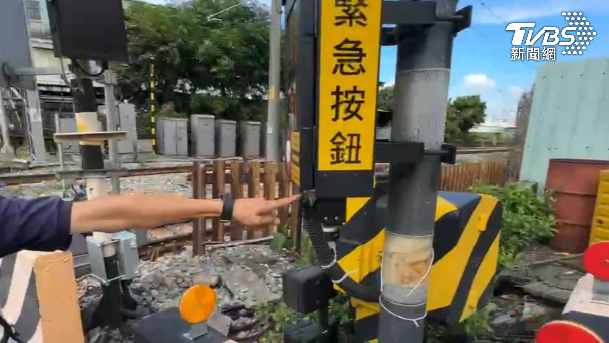 如果在平交道遇到緊急狀況,可按一旁緊急按鈕,通知火車停車。(圖/TVBS)