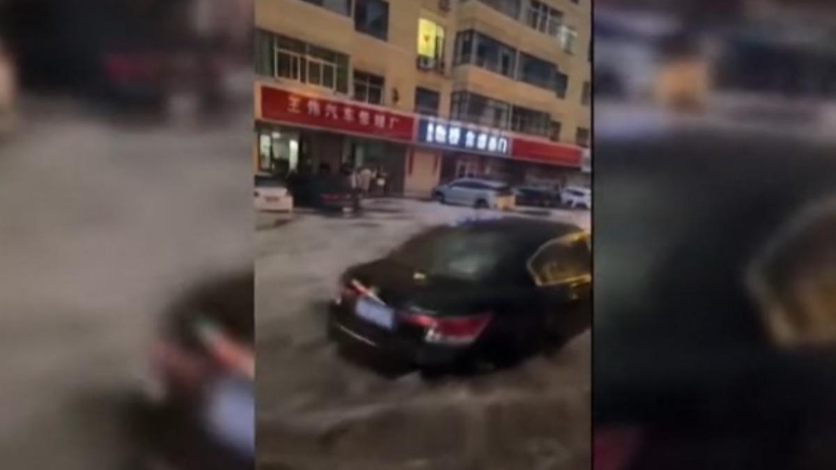 陝西有轎車直接被水流沖走。(圖/央視)