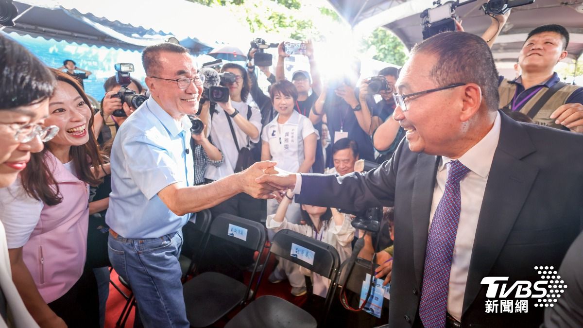 通車典禮上,侯友宜也和李四川緊緊握手致意,象徵傳承與接棒。(圖/李四川競選辦公室提供)