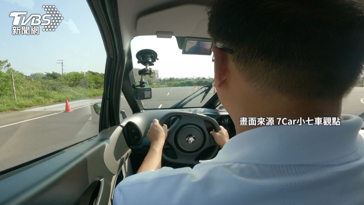 駕艙機車有封閉車室和方向盤。（圖／TVBS）