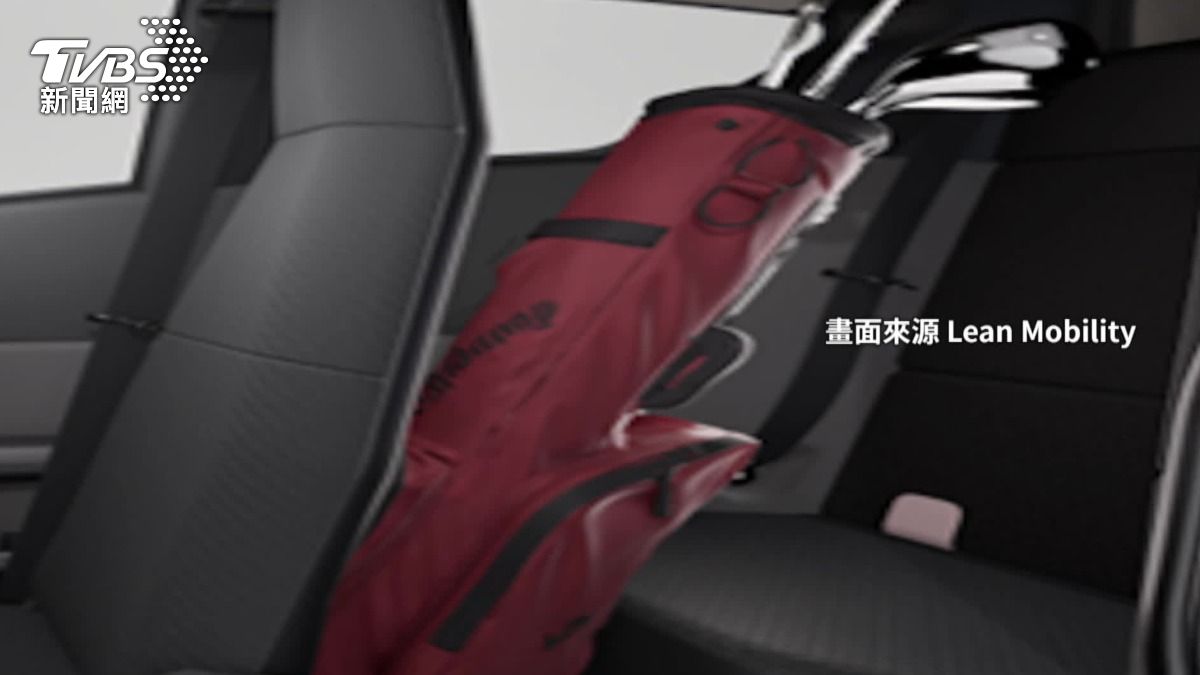 後座能直立放置高爾夫球袋。（圖／TVBS）