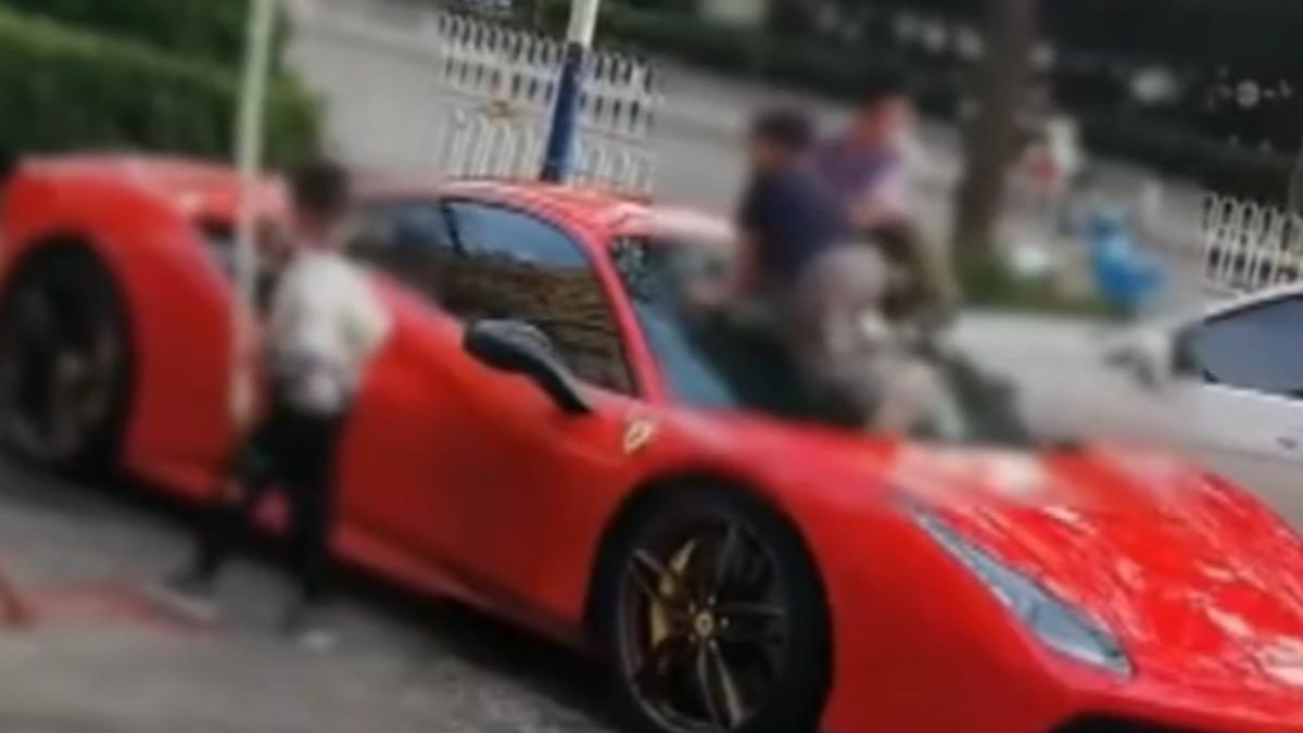 一輛價值約1690萬台幣的法拉利超跑,竟遭4名孩童當成溜滑梯玩耍,不僅跳上車頂踩踏,更造成多處大面積刮痕及保險桿裂開。(圖/微博)