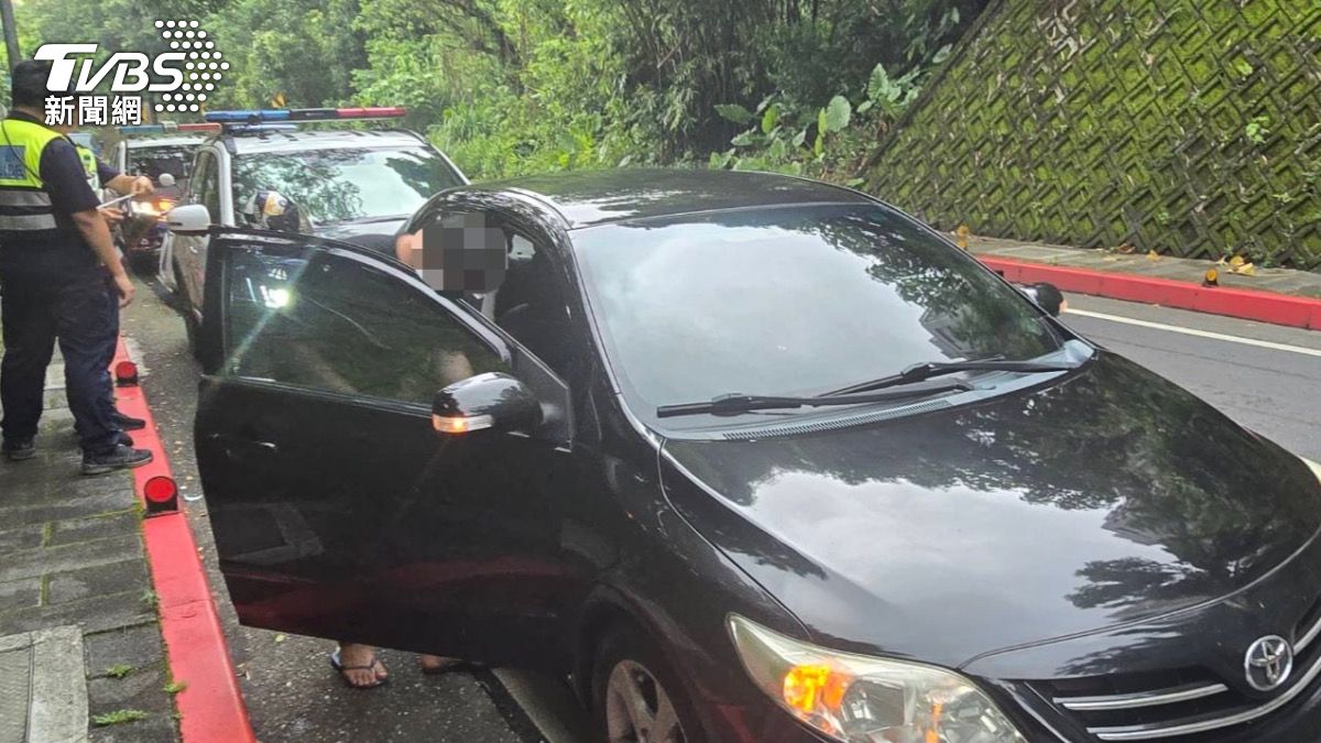 遭追撞轎車並無違規事項，事後與警方現場和解。（圖／TVBS）