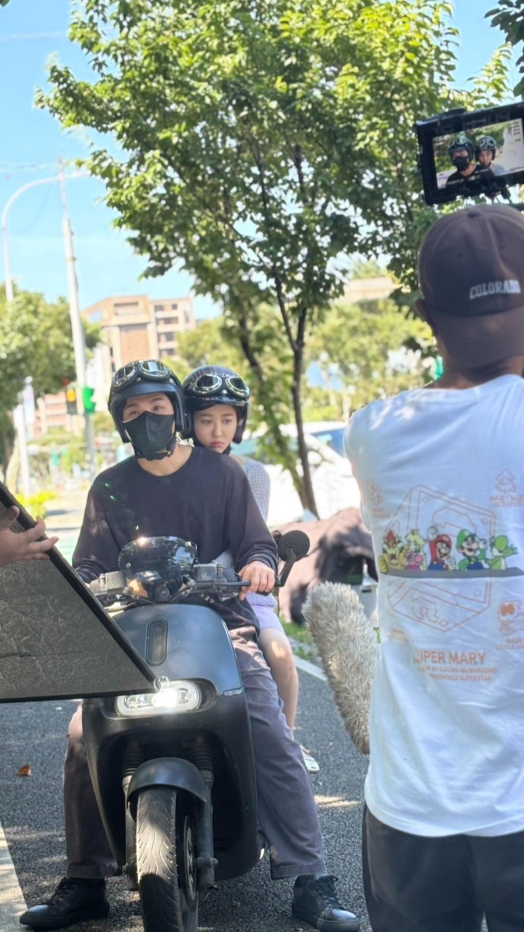 吳政澔(前)、王晴劇中愛的揪心。(圖/民視提供)