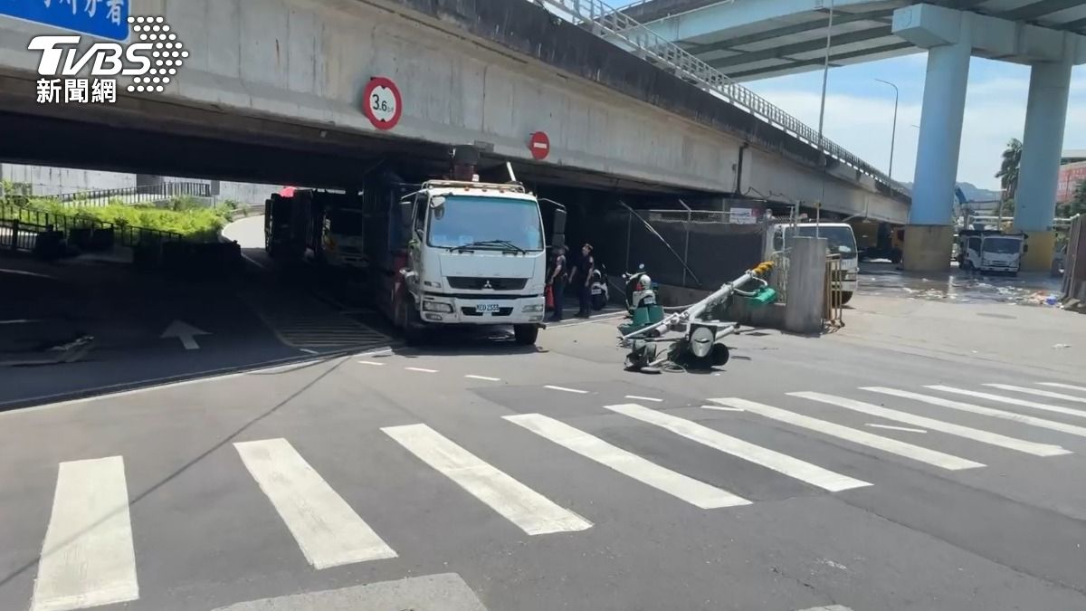 號誌桿被扯斷,差點砸中經過的人車。(圖/民眾提供)