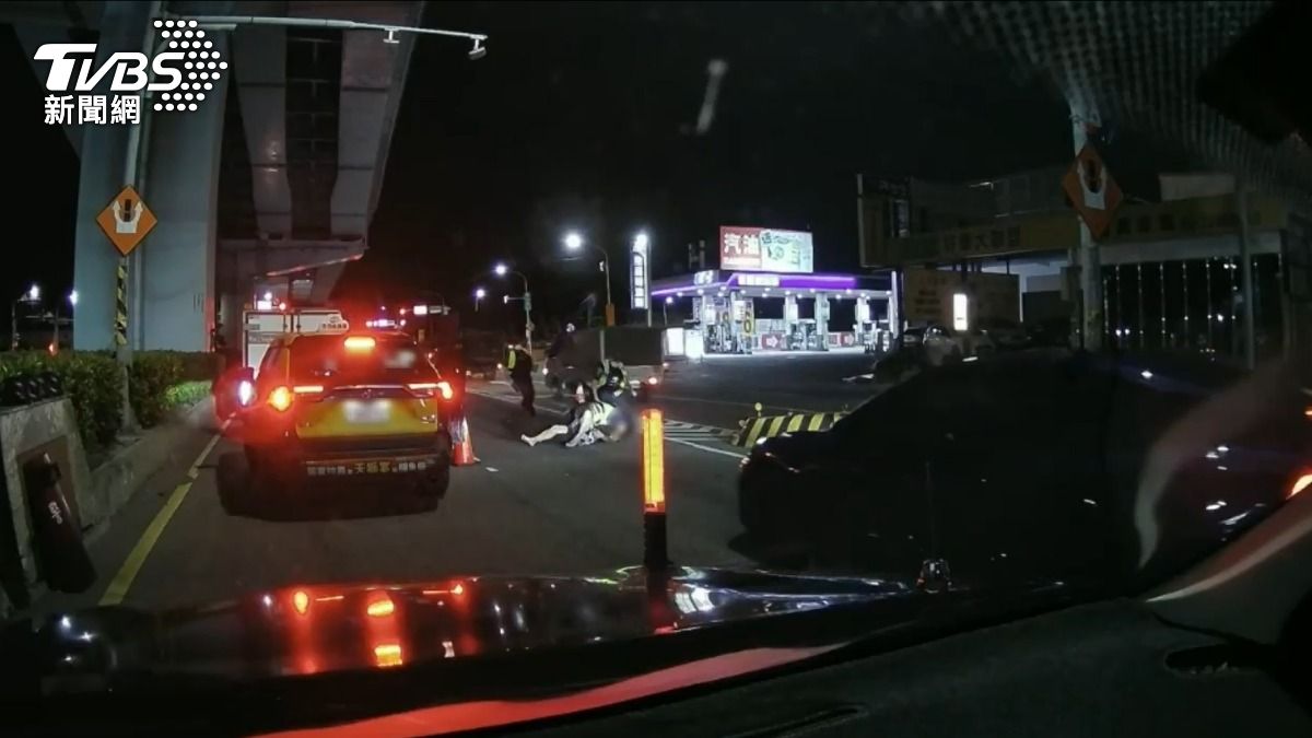 謝姓通緝犯遭臨檢時企圖逃跑,當場被員警壓制逮捕。(圖/TVBS)