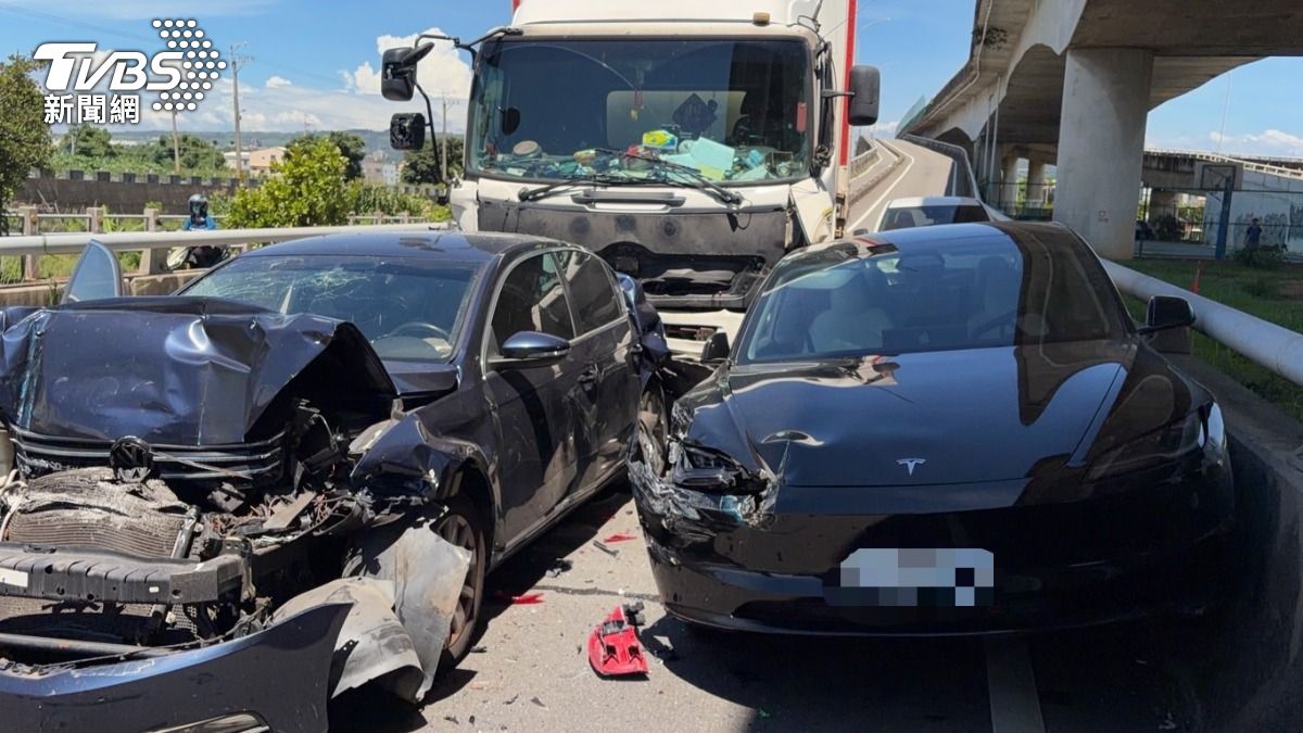 台中市大貨車下坡失控!5車撞一團 4人送醫