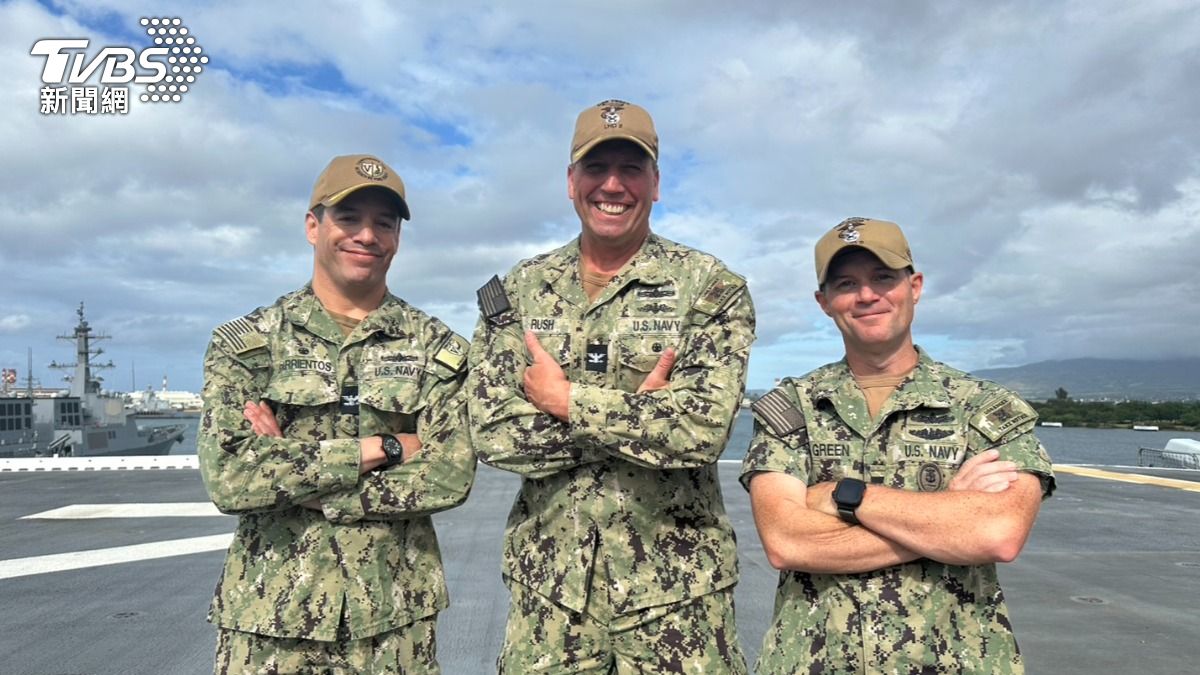 副艦長說明該艦於去年完成升級，進一步強化了搭載與運作第五代戰機F-35B的作戰量能。(圖／TVBS)