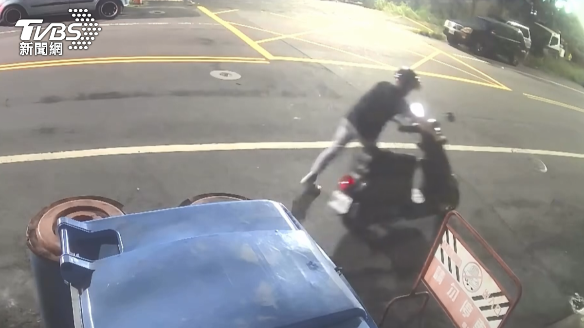 機車連人帶車慘摔滑行，最後更撞倒路邊一部機車，沒想到顧不得自己傷勢及車損，騎士短短不到兩分鐘，就牽著機車要逃離現場（圖／翻攝Threads＠bowei_0304）