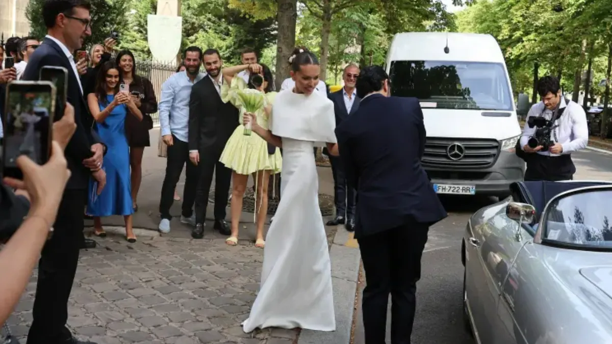 布隆多（Thylane Blondeau）穿著量身定制的全白曳地長裙，並別緻地搭配了一件高級披肩。（圖／翻攝自Instagram@thylaneblondeau)