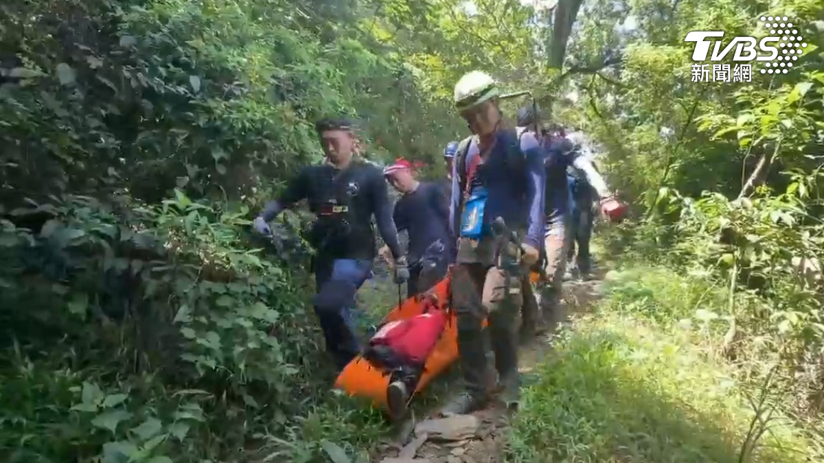 老翁獨自攀爬瑪家鄉白賓山，沒想到才爬半個小時，突然中風倒地，由於山路崎嶇，搜救人員耗時2個多小時成功救援下山（圖／TVBS）