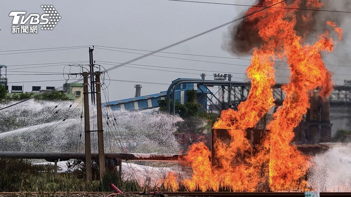 印度石油公司煉油廠陷「巨大火團」! 逾20人受傷、列車中斷