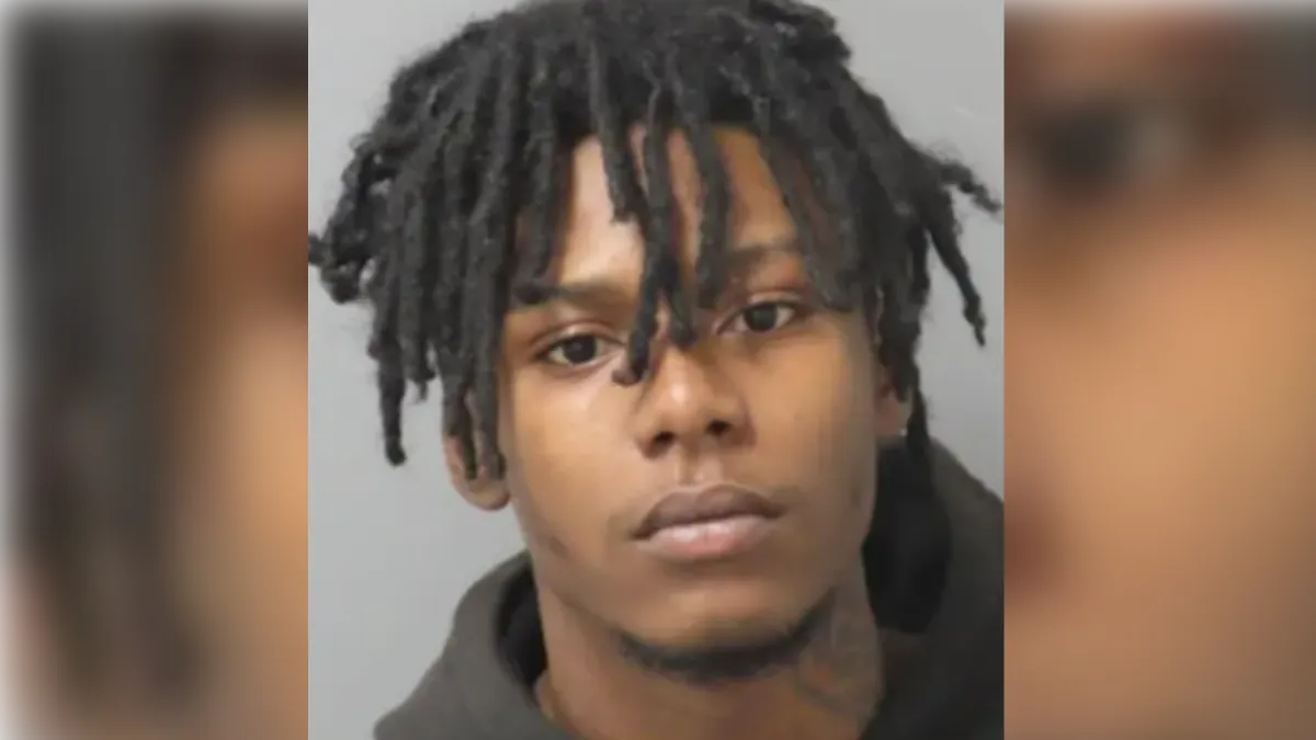 嬰兒年僅19歲的父親也因涉嫌疏忽管理槍枝，同樣遭到警方以謀殺罪等重罪起訴。（圖／翻攝自紐約郵報）