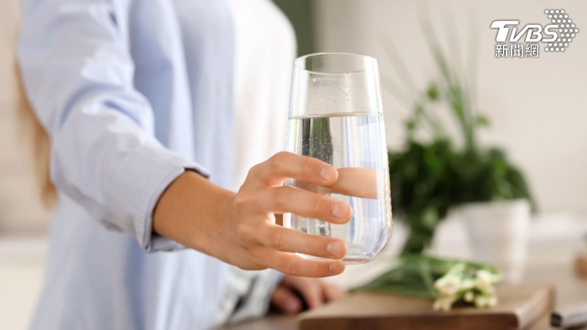 她表示,自己每天都會喝超過2000ml的水。(示意圖/shutterstock達志影像)