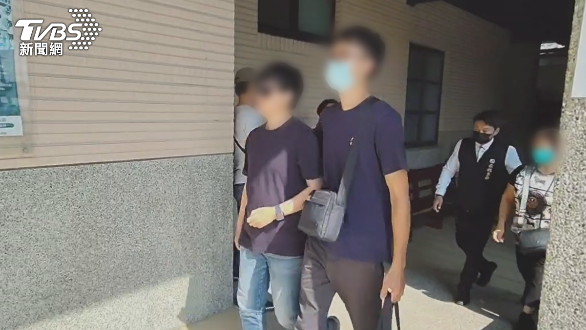 無辜喪命的兩名騎士，安排今天(30號)下午相驗，其中李姓女騎士家屬，仍然難掩悲痛情緒，女騎士的伴侶神情傷心，需要靠他人攙扶（圖／TVBS）