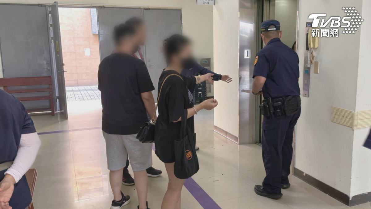 在員警陪同下，無辜斷魂的李姓女騎士家屬，來到殯儀館等待相驗，親友萬萬想不到，一夕之間天人永隔（圖／TVBS）