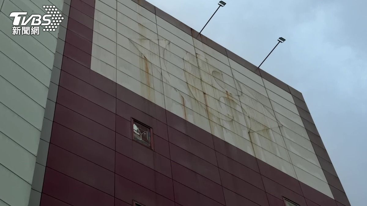 內湖店外牆部分招牌已經拆除。(圖/TVBS)