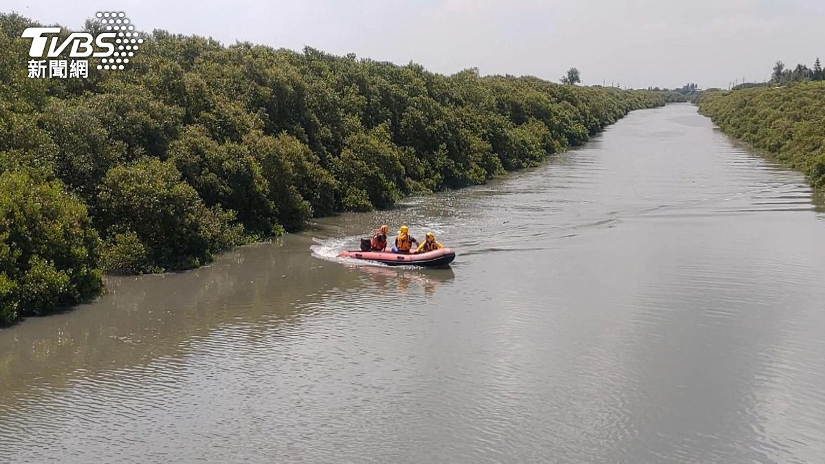 消防單位出動空拍機及橡皮艇,最終在海埔新生地海堤附近發現遺體。(圖/TVBS)