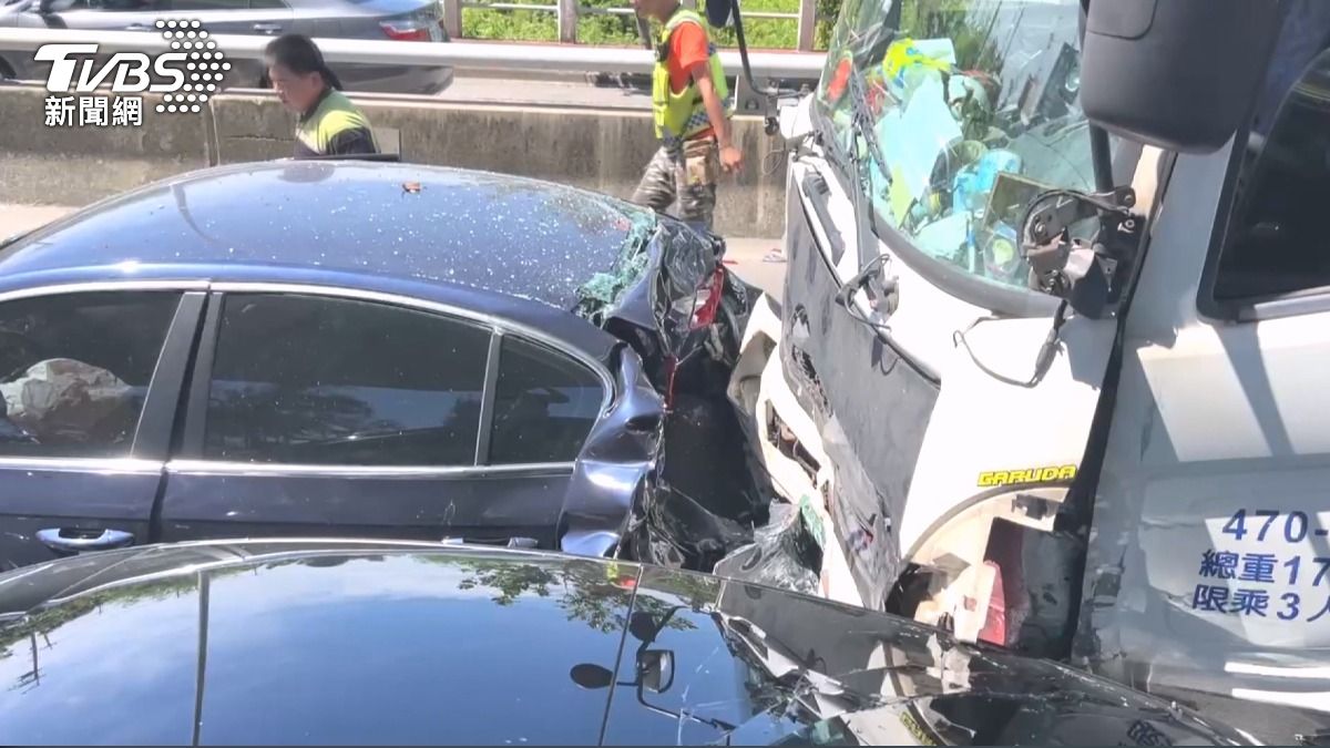 14噸物流車煞車失靈,在下坡路段無法減速,沿路追撞前方車輛,導致多車受損。(圖/TVBS)