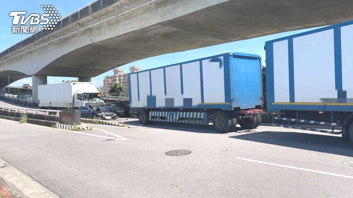 夾在中間的兩台轎車損壞最為嚴重,其中一台車頭、車尾被擠得嚴重變形。(圖/TVBS)