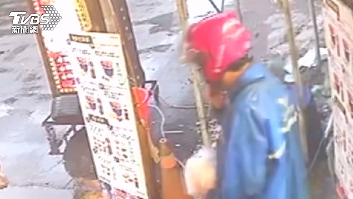 斗六炸物店揪「偷吃慣犯」!外送員取餐秒開袋,直接用手抓來吃。(圖/民眾提供)