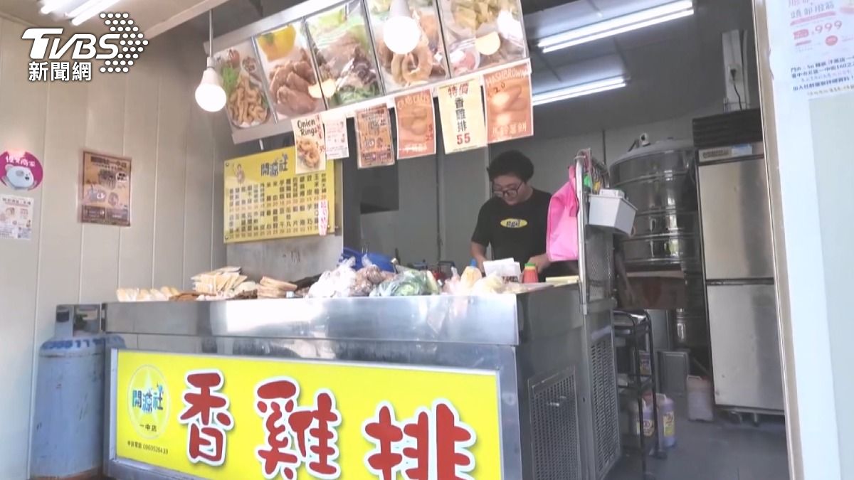 其他炸物業者也坦言,對於外送員偷吃餐點的情況早有耳聞,因此會在包裝上貼專門的貼紙來防範。(圖/TVBS)