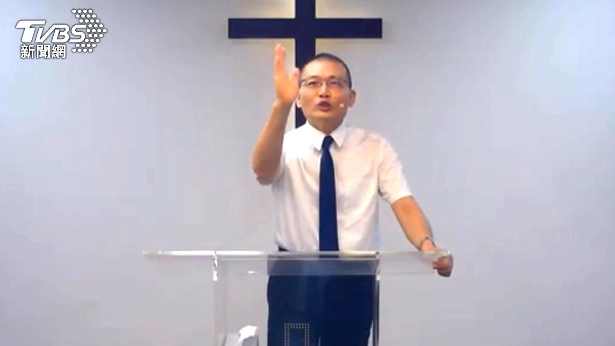 牧師在台上公開批評離開的教友為「劣幣」,強調唯有留下奉獻的人才是「良幣」。(圖/民眾提供)